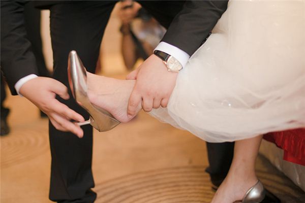 梦见帮人穿鞋是什么意思 梦见帮人穿鞋是什么意思