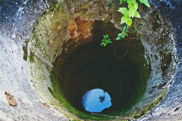 梦见掉入井中是什么意思 梦见掉入井中是什么意思