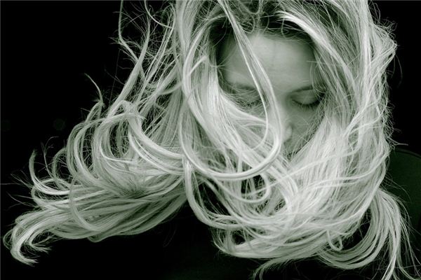 梦见掉了一撮头发是什么意思 梦见掉了一撮头发是什么意思