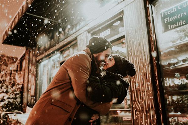 梦见抱女人是什么意思 梦见抱女人是什么意思